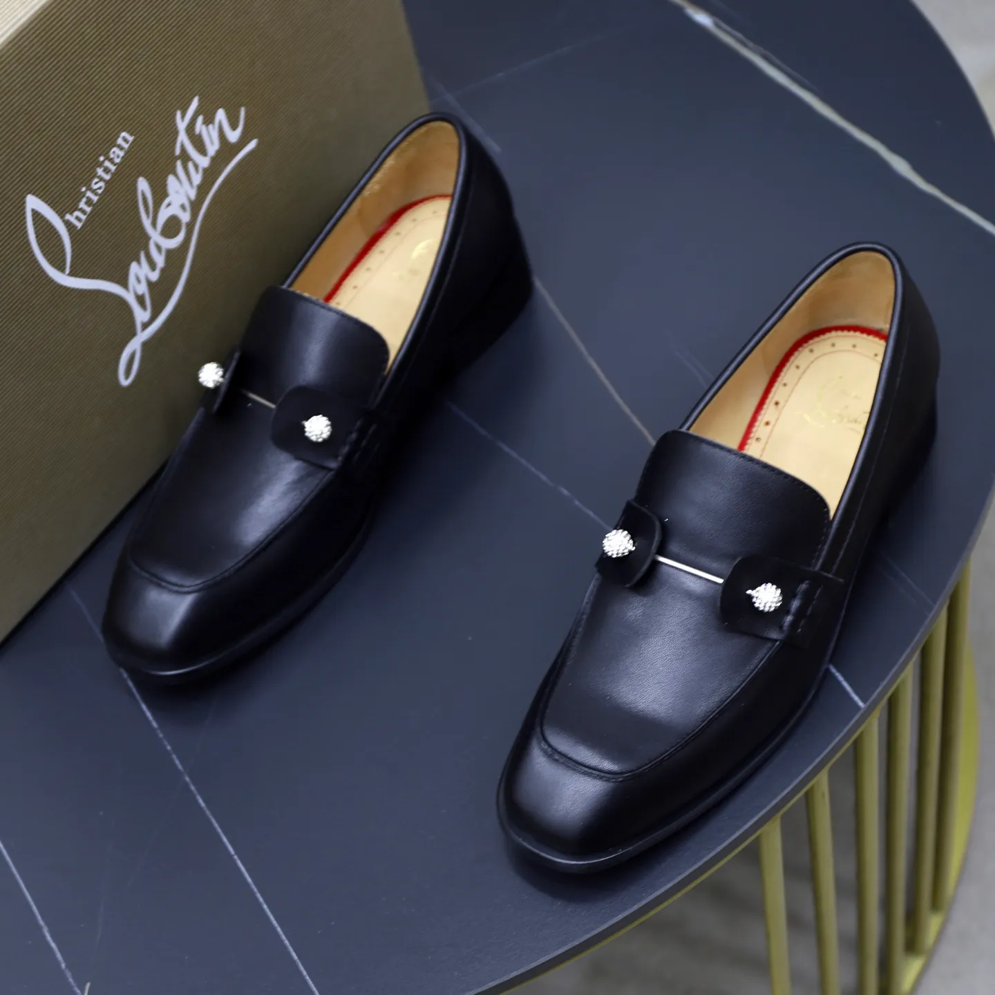 Ex-factory price: 680💰Christia*.Loubouti*🆑High-end men’s business formal leather shoes｜Classic red sole shoes｜Original imported first-layer cowhide｜Water-dyed cowhide lining｜Italian imported red rubber outsole｜High-end luxury｜Perfect interpretation of fashion, sunshine, style, suitable for various occasions Size: 38-44 (customized for 45, 46, 47)